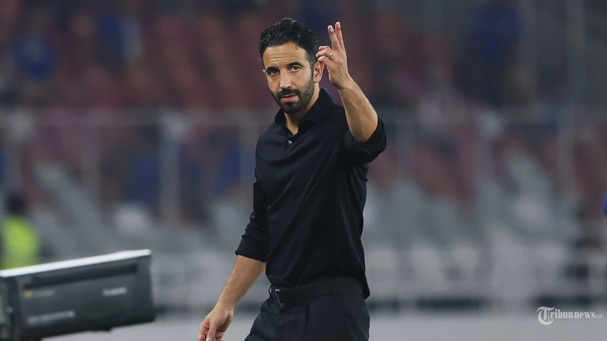 PRA MUSIM - Pelatih kepala AC Milan Ruben Amorim memberikan instruksi kepada pemainnya saat melawan Chelsea FC di Stadion Utama Gelora Bung Karno (SUGBK) Jakarta, pada pertandingan tur pra musim yang bertajuk Indonesia Super Cup 2026, Sabtu (8/8/2026). Chelsea FC berhasil mengalahkan AC Milan dengan skor 3-0. Di foto menggunakan Canon EOS R3 TRIBUNNEWS/HERUDIN