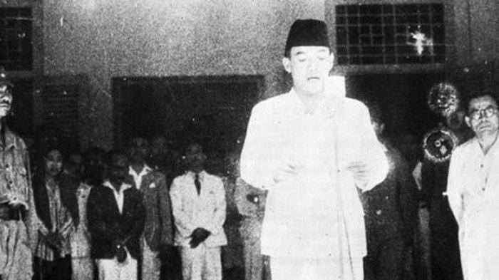 Foto karya Frans Mendur yang mengabadikan Presiden Soekarno membacakan naskah proklamasi di Jalan Pegangsaan Timur Nomor 56