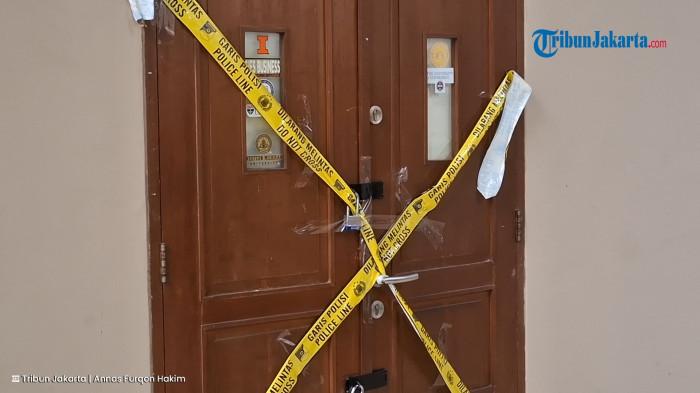 Ruangan eks Ketua Pengurus Yayasan Sekolah di kawasan Pondok Pinang, Kebayoran Lama, Jakarta Selatan masih terpasang garis polisi.