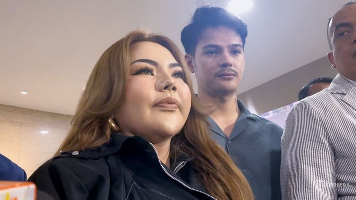 LISA MARIANA - Selebgram Lisa Mariana keluar dari gedung Bareskrim Polri, Jakarta, Kamis (11/9/2025). Lisa Mariana hadir untuk menjalani pemeriksaan oleh penyidik Bareskrim Polri dengan total 15 pertanyaan, mayoritas terkait hasil tes DNA dan permintaan second opinion untuk tes DNA ulang. Tribunnews/Jeprima