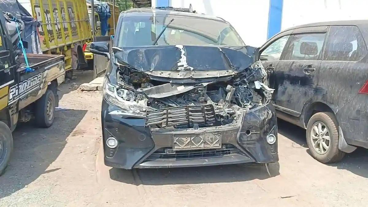 KECELAKAAN LALU LINTAS - Penampakan Mobil Alphard milik KH Anwar Zahid ringsek parah dibagian depan dan belakang usai diseruduk truk trailer di Jalan Raya Padangan-Ngawi Kabupaten Bojonegoro pada selasa (11/8/2026).