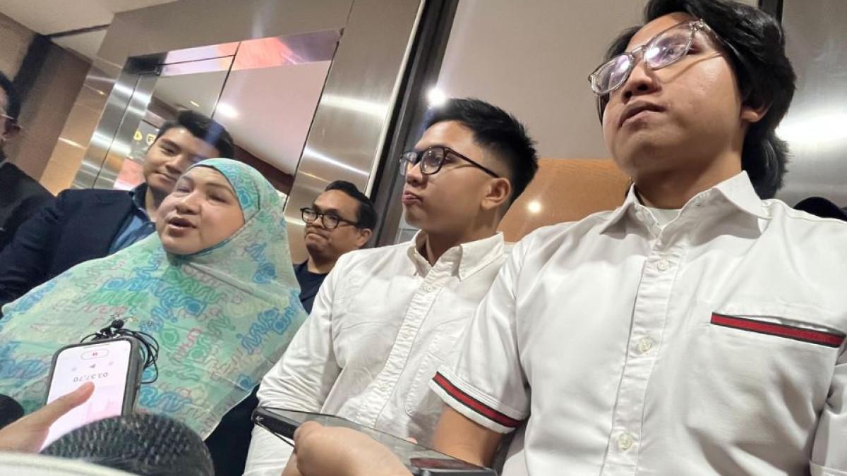 Ibunda Bigmo dan Resbob, Putri, di kantor Bareskrim Polri, 19 September 2025.
