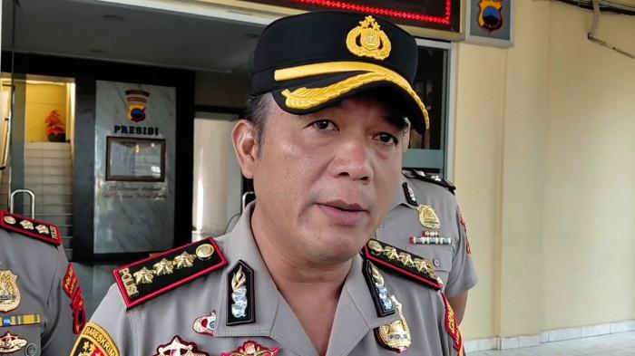 PENYEBAB AMBRUK - Kapolresta Banyumas, Kombes Pol Petrus Silalahi saat memberikan pernyataan soal penyebab robohnya tribun VIP pada ajang Speed Fest #2 Kejuaraan Nasional (Kejurnas) Drift Serie 3 2026 di GOR Satria Purwokerto, Kabupaten Banyumas, Minggu (26/7/2026). Berdasarkan hasil penyelidikan awal, robohnya tribun diduga dipicu selebrasi para pembalap (driver) yang melemparkan kaus ke arah tribun VIP.