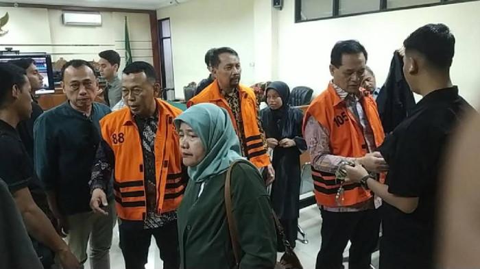 SIDANG KASUS KORUPSI-Bupati Nonaktif Ponorogo Sugiri Sancoko, Yunus Mahatma, mantan Direktur RSUD dr. Harjono, dan Terdakwa Agus Pramono, mantan Sekda Pemkab Ponorogo, saat keluar dari Ruang Sidang Cakra Kantor PN Tipikor Surabaya, pada Selasa (28/7/2026). Hari ini dijawalkan pembacaan putusan perkara yang menjerat eks Bupati Ponorogo Sugiri Sancoko.
