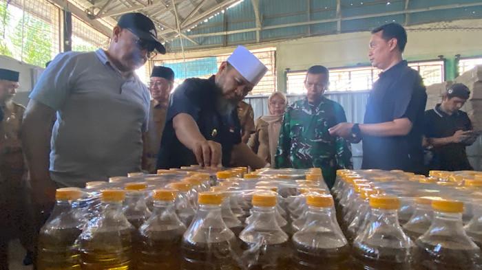 GUBERNUR - Gubernur Bengkulu Helmi Hasan saat meninjau kesiapan Minyak Goreng Bumi Merah Putih, di Kelurahan Sawah Lebar, Kecamatan Ratu Agung, Kota Bengkulu, Senin (20/4/2026). Gubernur Bengkulu cek distribusi minyak goreng BMP, dukung produk lokal, dan borong puluhan botol untuk dibagikan langsung.