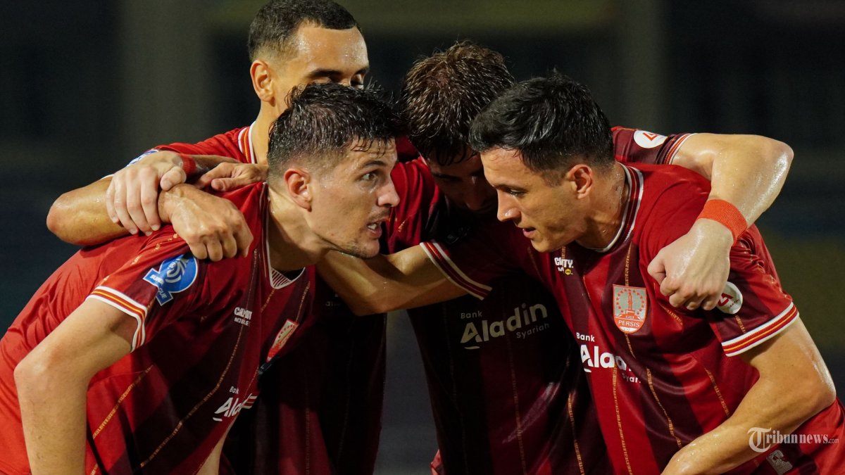 KOMUNIKASI - Pesepak bola Persis Solo, Luka Dumancic (kiri) berinteraksi dengan rekannya, Andrei Alba (kanan) setelah memberikan assist untuk golnya ke gawang Dewa United dalam pertandingan Super League di Stadion Manahan, Solo, Sabtu (16/5/2026) malam. Persis Solo meraih kemenangan krusial atas Dewa United untuk keluar dari zona degradasi musim 2025/2026 berkat gol Luka Dumancic (75). TRIBUNNEWS/Muhammad Nursina