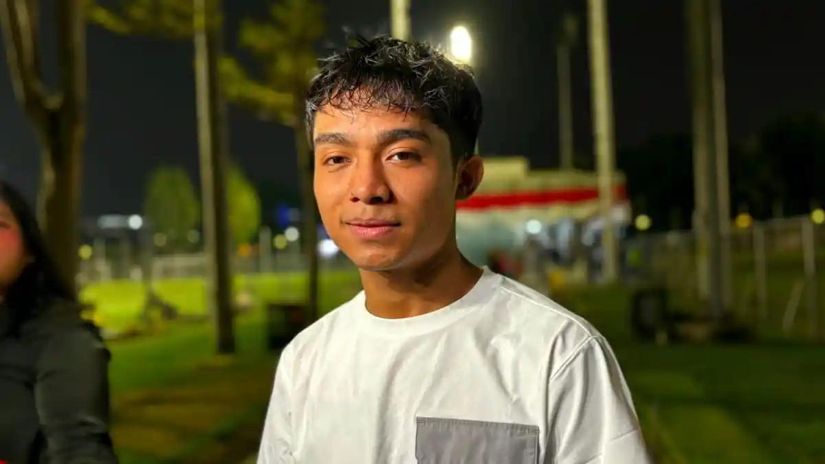 BETRAND BORONG DONAT - Betrand Peto mendadak menjadi sorotan setelah aksinya memborong seluruh sisa donat milik seorang pedagang di pinggir jalan viral di media sosial. Penyanyi yang akrab disapa Onyo itu ternyata sama sekali tidak mengetahui dirinya direkam secara diam-diam hingga video tersebut tersebar luas.