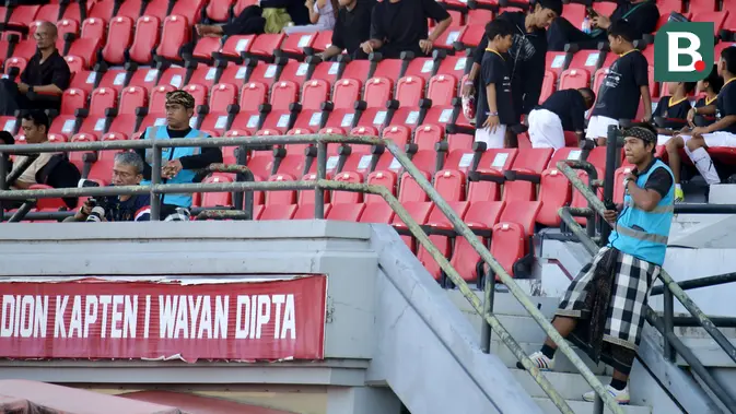Petugas keamanan adat Bali yang dikenal sebagai Pecalang berjaga di area tribun VIP Stadion Kapten I Wayan Dipta, Gianyar, Bali, saat laga semifinal Piala Presiden 2026 antara Persib Bandung melawan Persija Jakarta, Selasa (4/8/2026). Kehadiran Pecalang turut membantu menjaga keamanan dan ketertiban selama pertandingan berlangsung. Persib menutup laga dengan kemenangan 2-1 untuk memastikan langkah ke partai final Piala Presiden 2026. (Bola.com/Alit Binawan)