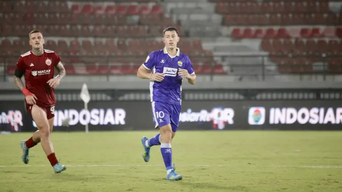 Mariano Peralta menjalani debut bersama Persib Bandung saat menghadapi Persija dalam semifinal Piala Presiden 2026 di Stadion Kaptren I Wayan Dipta, Gianyar, Selasa (4/8/2026). (Bola.com/Alit Binawan)