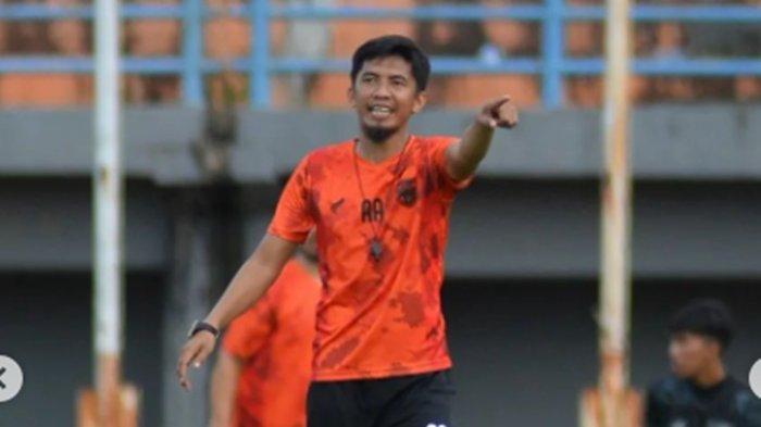 Coach Ahmad Amiruddin memilih meninggalkan Borneo FC jelang laga kontra Arema FC, intip unggahannya di Instagram.