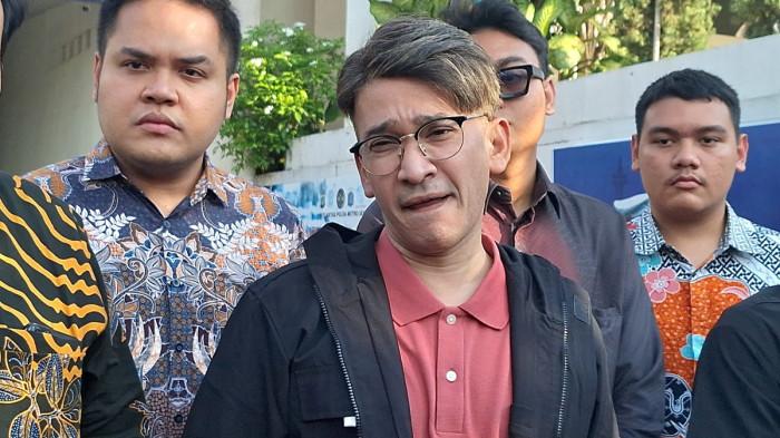 LAPOR POLISI - Presenter Ruben Onsu didampingi kuasa hukumnya, Minola Sebayang, mendatangi Polda Metro Jaya, Kamis (31/7/2025). Ia melaporkan akun media sosial yang memfitnah dan mencemarkan nama baik keluarganya.