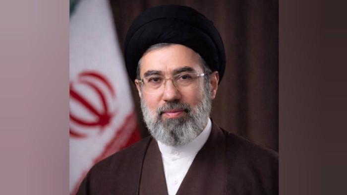 PEMIMPIN IRAN - Potret Pemimpin Tertinggi Iran Mojtaba Khamenei yang diunggah situs berita resmi milik pemerintah Iran, PressTV. Mojtaba Khamenei resmi ditunjuk sebagai Pemimpin Tertinggi Iran menggantikan ayahnya, Ali Khamenei.