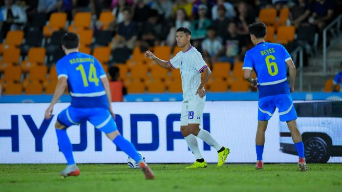 DIJAGA - Pemain Thailand, Pokklaw Anan (tengah) saat mendapatkan penjagaan dari dua pemain Filipina dalam pertandingan lanjutan Piala AFF 2026 Grup B di Stadion Atletik New Clark City, Filipina, Selasa (4/8/2026) malam WIB.