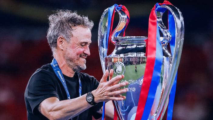 PSG JUARA - Pelatih Paris Saint-Germain (PSG), Luis Enrique berhasil membawa Les Parisiens meraih gelar juara Liga Champions setelah mengalahkan Arsenal lewat drama adu penalti, pada Minggu (31/5/2026) dini hari WIB. Kini Enrique masuk jajaran pelatih elite yang memiliki koleksi 3 trofi UCL menyamai Pep Guardiola dan Zinedine Zidane.