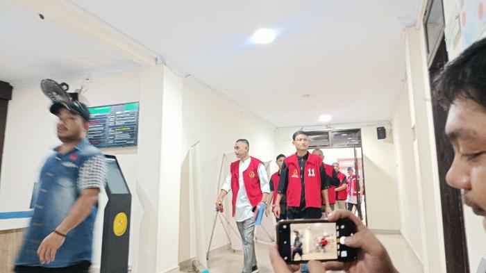 KASUS PELECEHAN -- Sosok Muhammad Amin Ramadhan tersangka kasus pencabulan tiba di Pengadilan Negeri Gorontalo. Amin akan menjalani sidang perdana pada Selasa (28/4/2206). (Sumber foto: TribunGorontalo.com/Jefri Potabuga)