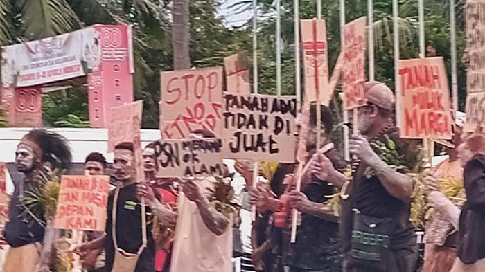 PROTES - Masyarakat adat Papua menolak Proyek Strategis Nasional (PSN), PGI Dukung Masyarakat Adat Tolak PSN Merauke, LBH Papua Desak Presiden Prabowo Hentikan Proyek foto Istimewa