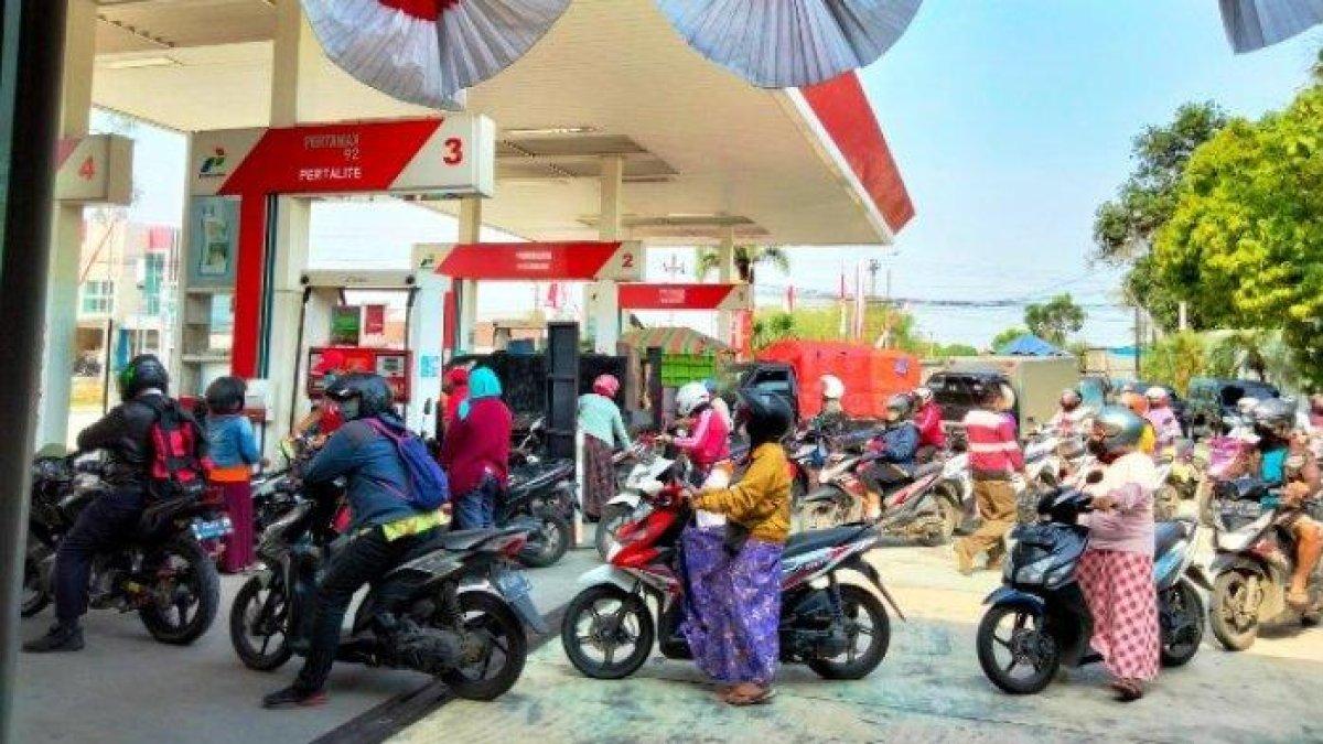 Suasana antrean pertalite SPBU Pucanggading Senin 22 Agustus siang.