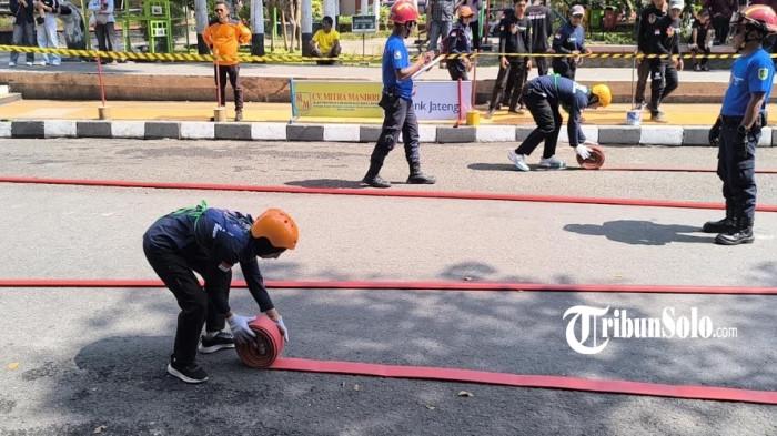 Aksi Siti Nur Rahmah (29), jadi peserta perempuan satu-satunya di Klaten Fire Safety Challenge 2026 di Alun-alun Kabupaten Klaten, Selasa (11/8/2026).