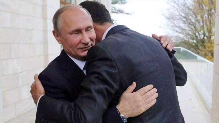 Dalam foto tanggal 20 November 2017 ini, Presiden Rusia Vladimir Putin, kiri, memeluk Presiden Suriah Bashar Assad di kediaman Bocharov Ruchei di resor Laut Hitam Sochi, Rusia.