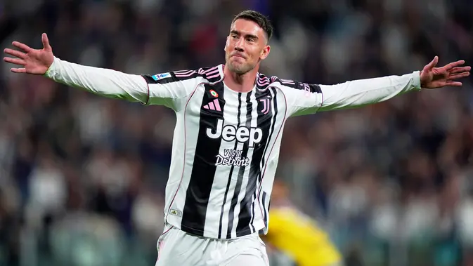Dusan Vlahovic dari Juventus merayakan gol yang mengubah skor jadi 2-0 dalam pertandingan Serie A antara Juventus dan Udinese di Allianz Stadium, Minggu, 18 Mei 2025. (Spada/LaPresse via AP)