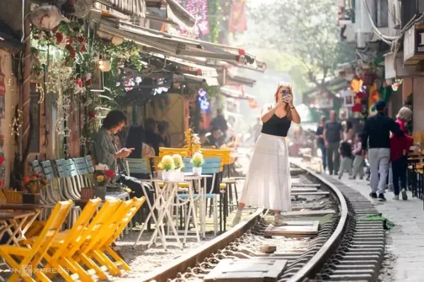 Tourists take photos of the train at Kham Thien - Le Duan street, November 2025. Photo: Hoang Giang