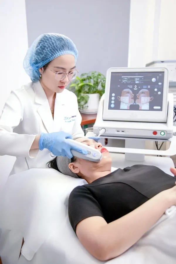 Dr.Quynh Trang performs an Ultherapy treatment. Photo courtesy of Wedo Skin Clinic