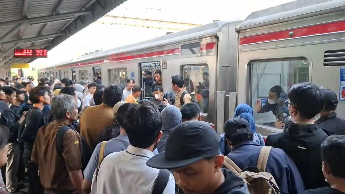POLISI SELIDIKI - Polisi menyelidiki insiden siswi SMA yang tewas tertemper Kereta Rel Listrik (KRL) di Stasiun Jurangmangu, Tangerang Selatan, Banten, Senin (10/8/2026) sore.