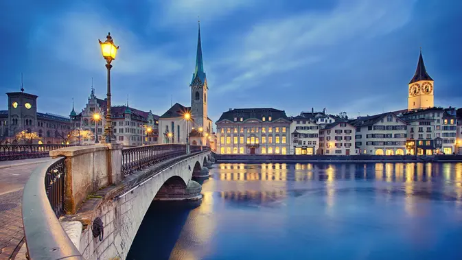 Pemandangan kota pada malam hari di Zurich, Swiss. (zhuzhu/depositphotos.com)