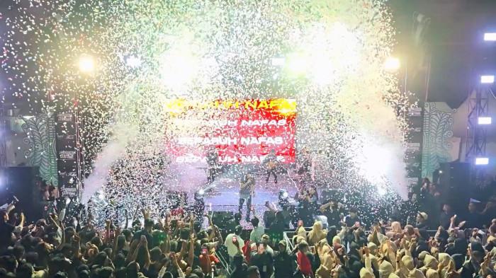 MENGHIBUR WARGA PASCABANJIR - Bassis grup musik legendaris Dewa 19, Yuke Sampurna memenunjukkan peformannya menghibur warga dalam momentum kemeriahan HUT ke-81 Republik Indonesia, Korem 011/Lilawangsa dalam rangkaian 