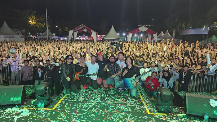 MENGHIBUR WARGA LHOKSEUMAWE - Bassis grup musik legendaris Dewa 19, Yuke Sampurna memenunjukkan peformannya menghibur warga dalam momentum kemeriahan HUT ke-81 Republik Indonesia, Korem 011/Lilawangsa dalam rangkaian 