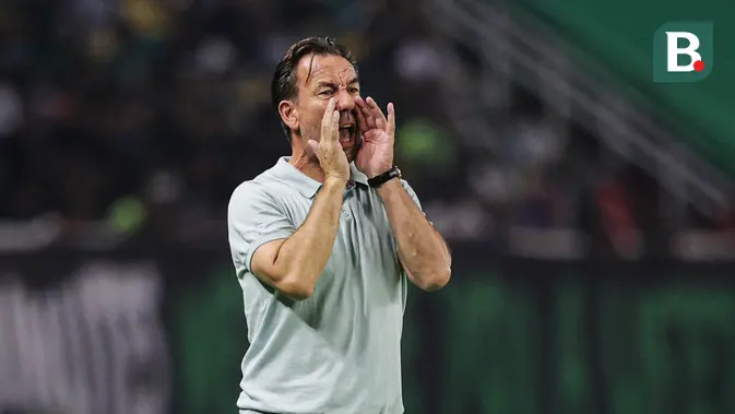 Pelatih PSIM Yogyakarta, Jean-Paul van Gastel sedang memberikan arahan kepada anak asuhnya saat bertanding melawan PSIM Yogyakarta pada BRI Super League 2025/2026 di Stadion Gelora Bung Tomo, Surabaya, Jumat (8/8/2025). (Bola.com/Abdul Aziz) 