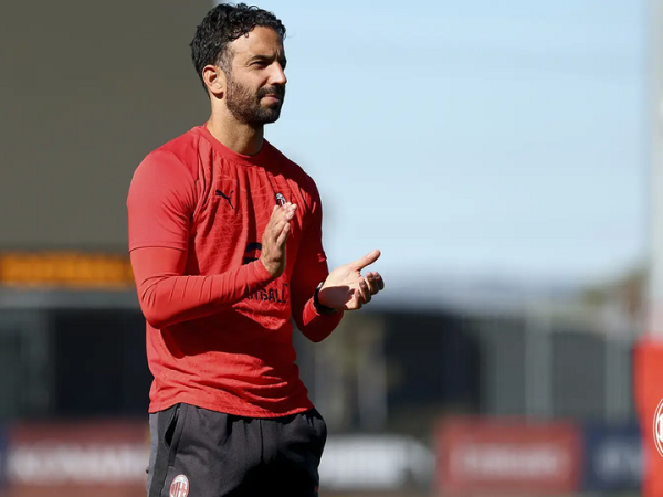 Pelatih baru AC Milan, Ruben Amorim, memimpin sesi latihan di Australia.