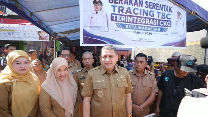 TRACING TB - Wali Kota Makassar Munafri Arifuddin bersama Kepala Dinas Kesehatan Kota Makassar Nursaidah Sirajuddin saat launching Tracing TB Terintegrasi dengan Program Cek Kesehatan Gratis (CKG) di Kantor Kelurahan Antang, Kecamatan Manggala, Selasa (11/8/2026).Dari target penemuan 9.030 kasus TB sepanjang 2026, baru 5.556 kasus yang terkonfirmasi atau mencapai 61,53 persen. 