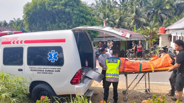 KASUS PEMBUNUHAN- Petugas kepolisian dibantu warga sekitar mengevakuasi jenazah korban penganiayaan di Jorong Sungai Tanang, Nagari Kasik Putih, Kecamatan Sungai Aur, Kabupaten Pasaman Barat.