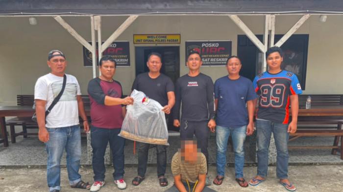 DUGAAN PEMBUNUHAN- Pihak kepolisian dari Polres Pasaman Barat berfoto dengan terduga pelaku penganiayaan yang membuat ibu dan neneknya meninggal di Jorong Sungai Tanang, Nagari Kasik Putih, Kecamatan Sungai Aur, Kabupaten Pasaman Barat, Selasa (11/8/2026).
