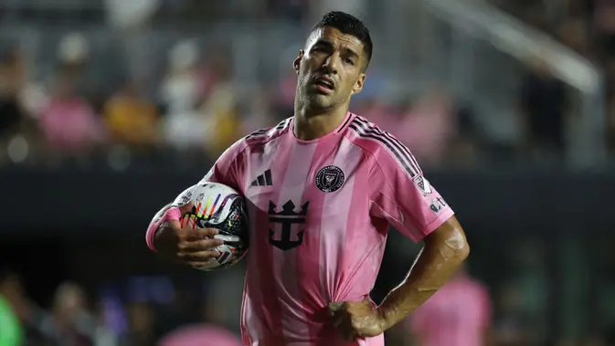 Luis Suarez yang ditunjuk sebagai algojo berhasil menuntaskan tugasnya. Ia berhasil membuka keran gol dari tendangan penalti. (AFP/Rich Storry)