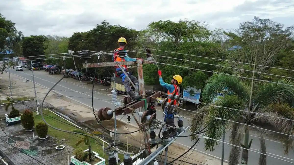 JADWAL PEMADAMAN LISTRIK - Potret petugas PLN saat melakukan maintenance di tiang listrik.