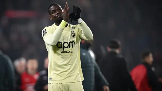 Gelandang Monaco asal Prancis #08, Paul Pogba, memberi isyarat di akhir pertandingan Liga 1 Prancis antara Stade Rennais FC dan AS Monaco di stadion Roazhon Park di Rennes, Prancis barat, pada 22 November 2025. (Lou BENOIST/AFP)