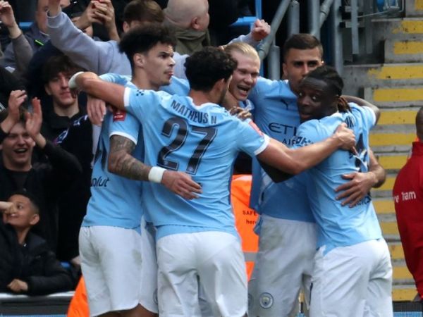 Para pemain Man City merayakan gol Erling Haaland ke gawang Liverpool pada perempat final Piala FA di Etihad Stadium (4/4/2026).