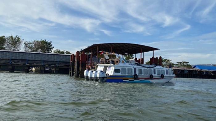 JADWAL SPEEDBOAT - Tampak aktivitas penumpang speedboat di Pelabuhan Liem Hie Djung, Nunukan, belum lama ini. Sebanyak 10 armada melayani penumpang speedboat rute Nunukan-Tarakan dengan tarif Rp280 ribu per penumpang. (TribunKaltara.com/Fatimah Majid)