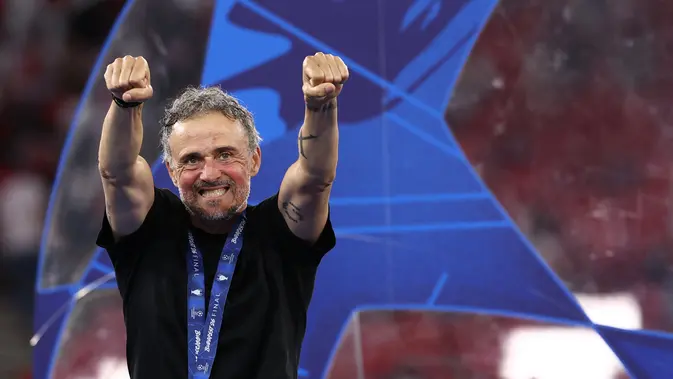 Pelatih kepala Paris Saint-Germain, Luis Enrique, merayakan kemenangan sambil mengenakan medali juara setelah memenangkan pertandingan final Liga Champions UEFA antara PSG dan Arsenal FC di Puskas Arena, Budapest, pada 30 Mei 2026. (Foto: FRANCK FIFE / AFP)