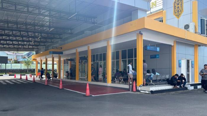 ANGKUTAN PERINTIS – Aktivitas penumpang sebelum pesawat lepas landas di Bandara Tanjung Harapan, Tanjung Selor beberapa waktu lalu.