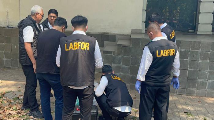 PENYEBAB KEMATIAN - Puslabfor membawa sejumlah barang di Klinik Mordent, Kebayoran Baru, Jakarta Selatan, yang merupakan lokasi Sutrimo ditemukan tewas, Senin (27/7/2026). Demi ungkap penyebab kematian Sutrimo. keluarga siap untuk ekshumasi.
