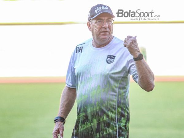 Pelatih Persib Bandung, Robert Rene Alberts (pakai topi), nampak hadir dalam sesi latihan timnya di Stadion Wibawa Mukti, Cikarang, Jawa Barat, 23 Juli 2022.