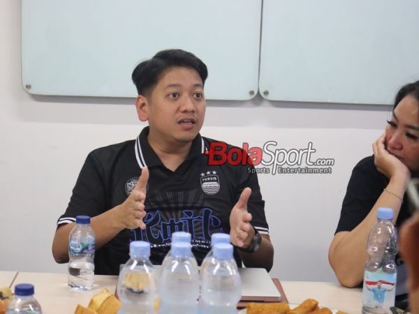 Interim Sport Director Persib, Adhitia Putra Hermawan, saat berkunjung ke BolaSport.com di Gedung Grid Network, Pal Merah, Jakarta, Selasa (29/10/2024).