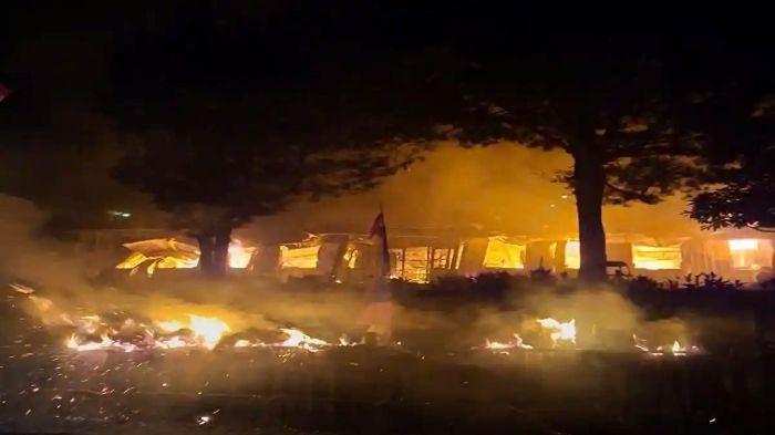 PEMBAKARAN DI PUNCAK - Tampak Kantor Bupati Kabupaten Puncak, Papua Tengah yang dibakar massa, Selasa (11/8/2026) malam.