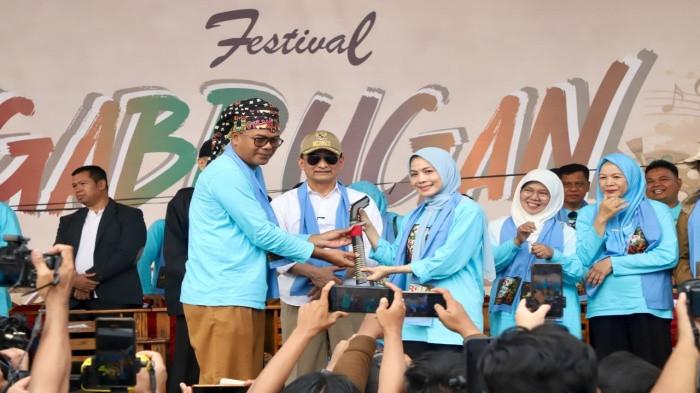 FESTIVAL GABRUGAN-Wakil Gubernur (Wagub) Banten Raden Ahmad Dimyati Natakusumah (pakai kacamata) dan Bupati Serang Ratu Rachmatuzakiyah (jilbab biru) dalam acara Pembukaan Festival Gabrugan Kecamatan Padarincang, Kabupaten Serang di Jalan Palima-Cinangka tepatnya di Lapangan Rancanini pada Selasa, 11 Agustus 2026.