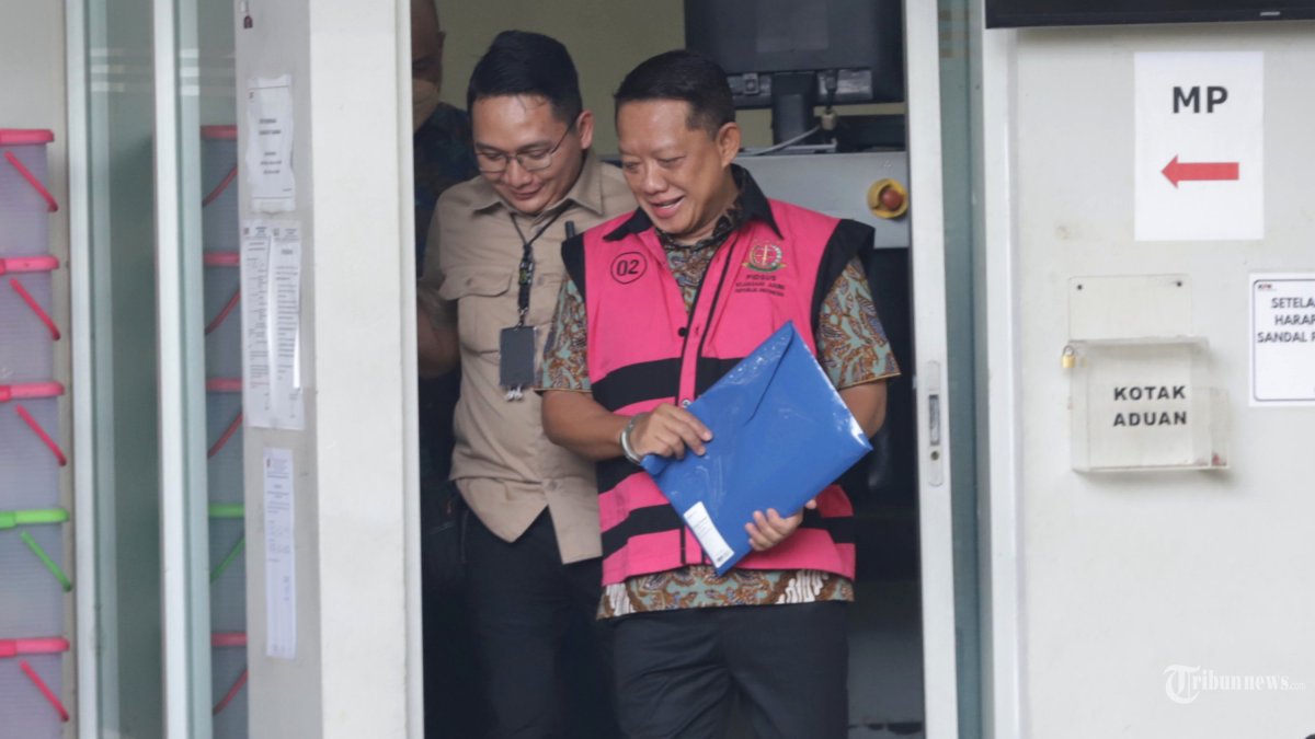 PEMERIKSAAN - Mantan Jaksa Agung Muda Bidang Tindak Pidana Khusus (Jampidsus) Febrie Adriansyah berjalan menuju mobil tahanan di Rumah Tahan Komisi Pemberantasan Korupsi (Rutan KPK), Jakarta, Jumat (7/8/2026). Febrie Adriansyah akan menjalani pemeriksaan lanjutan di Kejaksaan Agung terkait kasus dugaan Tindak Pidana Pencucian Uang (TPPU). TRIBUNNEWS/IRWAN RISMAWAN