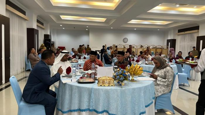 MAKAN MALAM -- Gubernur Gorontalo Gusnar Ismail bersama Duta