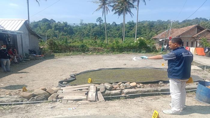 OLAH TKP -- Petugas kepolisian melakukan penanganan di lokasi kejadian penusukan yang menewaskan Plt KUA Kecamatan Pulau Beringin di Desa Pulau Beringin Utara, OKU Selatan, Selasa (11/8/2026). Korban meninggal dunia setelah mengalami luka tusuk pada bagian dada kiri, sementara polisi masih memburu pelaku yang diduga terlibat dalam aksi tersebut.